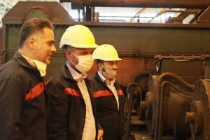 بوسه بر دست همکاران سخت کوش و متعهدم می‌زنم