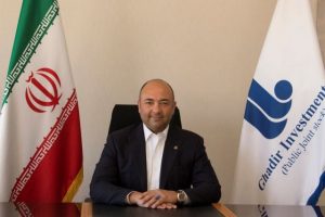 اهدای نشان عالی مدیر سال به امیر عباس حسینی، مدیرعامل هلدینگ سرمایه گذاری غدیر