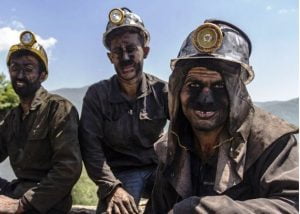 معدنچیان سرخسی با ۱۰ ماه حقوق معوق همچنان وعده استخراج می‌کنند