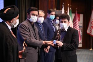 اهدای نشان لیاقت مدیریت ایران در جشنواره فجر مدیریت ایران به دکتر معروفخانی مدیرعامل شرکت فولاد هرمزگان