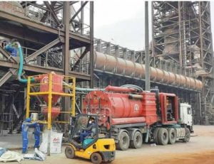 ثبت رکورد ۱۵ ساعته تخلیه و شارژ مخازن کاتالیست‌های سولفورزدایی احیا مستقیم فولاد سبا