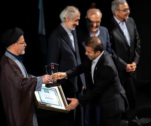 جایزه مسئولیت اجتماعی (مقابله با کرونا) به مدیر روابط عمومی شرکت فولاد خوزستان اهدا شد