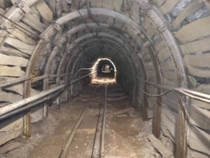 عملیات آماده سازی جهت استخراج مواد نسوز در معادن شهید نیلچیان