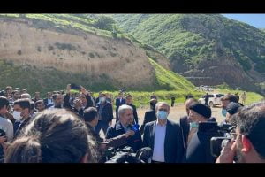 حضور رئیسی در جمع کارگران معدن سونگون