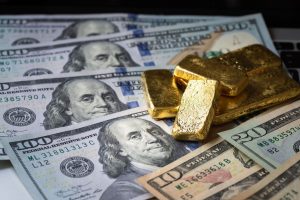 طلای جهانی از دلار سبقت گرفت