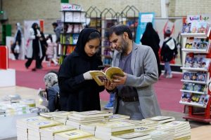 تصاویری منتخب از آخرین شب برگزاری نمایشگاه بزرگ کتاب گل‌گهر به بهانه بزرگداشت روز کتاب و کتابخوانی