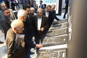 بازدید مسئولین و دست اندر کاران صنعت فولاد از غرفه ذوب آهن اصفهان در نمایشگاه بین المللی کیش