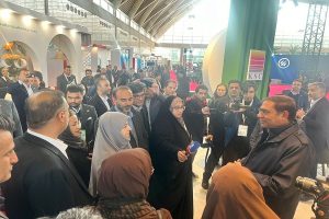 معاون رئیس جمهور از غرفه فولاد خوزستان بازدید کرد