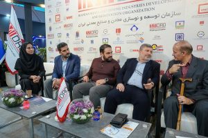 حضور الیاس حضرتی رئیس شورای اطلاع رسانی دولت در غرفه ایمیدرو