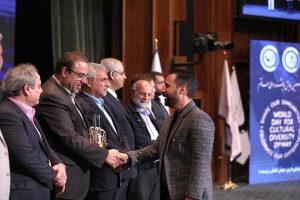 دریافت تندیس «فناوری و نوآوری پیشرو»  توسط شرکت توسعه آهن و فولاد گل‌ گهر