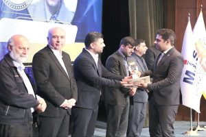 اعطای «تندیس زرین رضایتمندی مشتریان» به شرکت توسعه آهن و فولاد گل‌ گهر