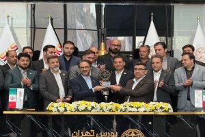 اهدای تندیس افتخار به “فولاد کاوه جنوب کیش” از سوی مدیرعامل بورس تهران