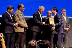 گواهی سپرده کالایی گندله چادرملو رونمایی شد/ اهدای لوح افتخار برترین‌ های بورس کالا به مدیرعامل چادرملو