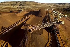 کاهش قیمت سنگ‌آهن به دلیل کاهش تقاضا و افزایش ذخیره‌سازی