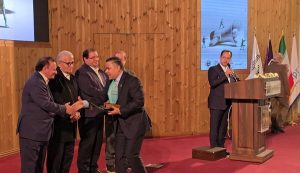 نشان ویژه روابط عمومی بحران به‌ ویژه در جنگ تحمیلی ۱۲ روزه به روابط عمومی شرکت فولاد خوزستان اعطا شد