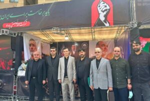 همراهی فرید دهقانی با وزیر صمت در بازدید از موکب چادرملو در مراسم تشییع رهبر شهید