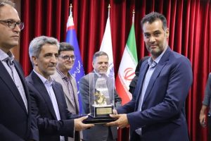 خبر مهم از معدن انگوران؛ تندیس برترین بهره‌بردار معدنی زنجان به این مجتمع رسید